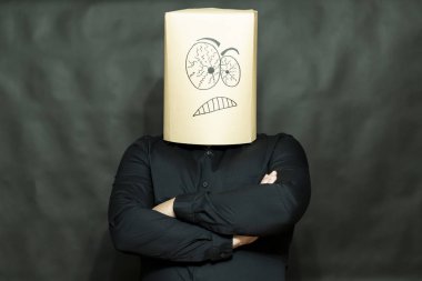 Duygu kavramı. Adam iple çekiyor. Ellerini göğsüne çarpı işareti vardır. Yüz ifadesi tahriş olmuş.