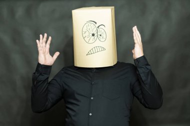 Duygu kavramı. Adam iple çekiyor. Ellerini kaldırdı. Hoşnutsuzluk yüzünde.