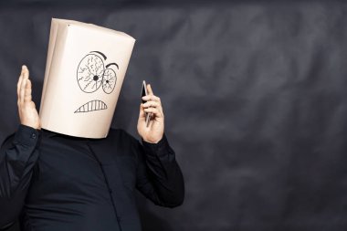 Duygu kavramı. Bir adam bir cep telefonu görünüyor. Sağ elini yukarı kaldırdı. Sıkıntı yüzünde.