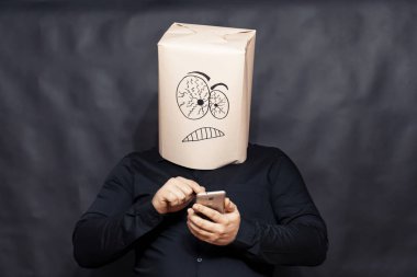 Duygu kavramı. Bir adam üstünde hareket eden telefon numarasını çevirir. Sıkıntı yüzünde.