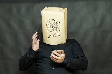 Duygu kavramı. Hareket eden telefon bakan bir adam. Sağ elini kaldırdı. Sıkıntı ve hayal kırıklığı yüz ifadesi.