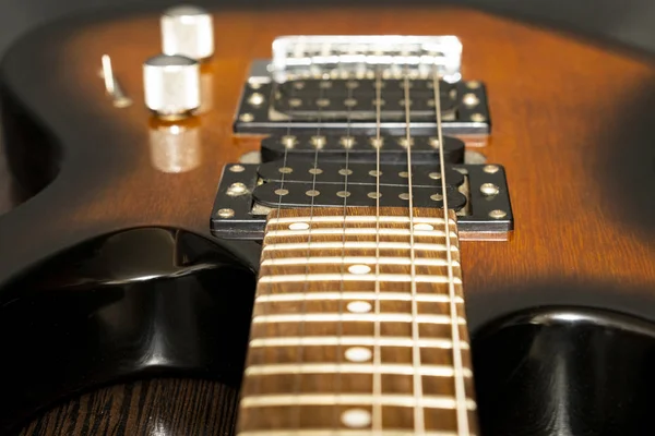 Fragmento del cuerpo de una guitarra eléctrica con pastillas . —  Fotos de Stock