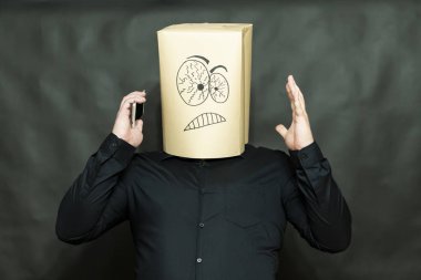 Duygu kavramı. Bir adam bir cep telefonu dinliyor. Sol elini yukarı kaldırdı. Rahatsızlık ve sıkıntı yüzünde.