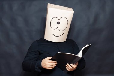 Duygu kavramı. Bir adam bir kitap okuyor. Yüz ifadesi sevinç ve gülümseme.