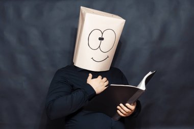 Duygu kavramı. Bir adam bir kitap okuyor. Elini göğsüne bastırdı. Yüz ifadesi sevinç ve güzellik beklentisi.