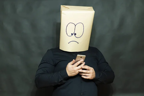 Duygu kavramı. Hareket eden telefon bakan bir adam. Yüz ifadesi merak ve pişmanlık yansıtır.