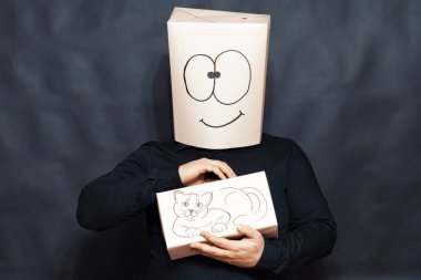 Duygu kavramı. Bir adam bir yavru kedi elinde tutar. Sağ eliyle kedi arkası vuruş. Sevinç ve hassasiyet yüz ifadesi.