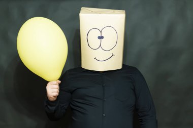 Duygu kavramı. Bir adam bir balon elinde tutuyor. Yüzünde sevinç ve huzur bir ifadesidir.