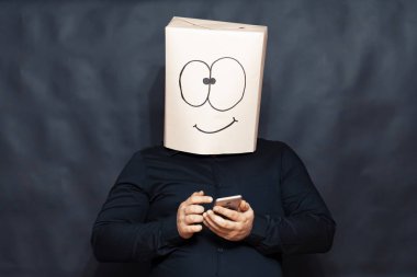 Duygu kavramı. Bir kişi bir arkadaş üstünde hareket eden telefon numarasını çevirir. Yüzünde bir ifade sevinç ve umut.