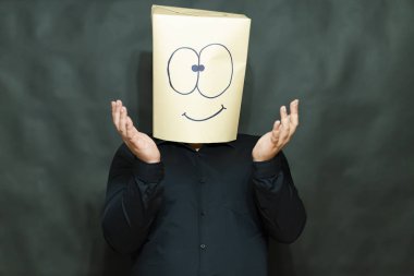 Duygu kavramı. Adam ellerini önünde yayıldı. Yüzünde sevinç ve huzur bir ifadedir. Arka planın gray bulanık olduğu.