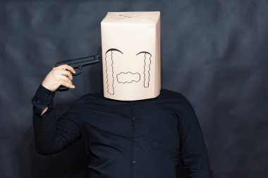 Duygu kavramı. Elinde bir silah onun Tapınağı'nda bir adam. Üzüntü ve acı ifadesi bir yüzünde. Haddelenmiş gözyaşları.