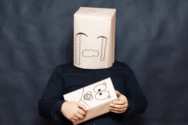 Duygu kavramı. Bir adam küçük bir çocuk onun kollarında tutar. Üzüntü ve merhamet ifadesi bir yüzünde. Gözyaşları haddelenmiş. Childs'ın yüzünü yansıtacak sakin.