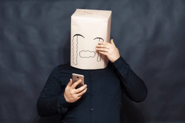 Duygular kavramı. Bir adam bir cep telefonu elinde tutuyor. İletiyi okur. Yüzünde bir ifade üzüntü ve yazık.