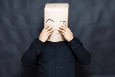 Duygular kavramı. Adam yüzünü dokunmadan eller. Üzüntü ve merhamet ifadesi bir yüzünde. Haddelenmiş gözyaşları.