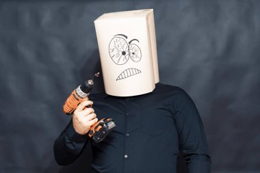 Duygu kavramı. Bir adam önünde önünde bir eli matkap tutan. Yüz, bir ifade öfke ve belirlenmesi.