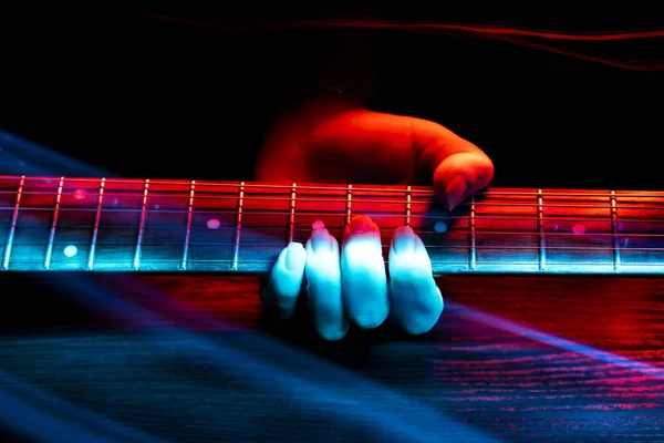 Nahaufnahme von Musikern, die die Saiten einer E-Gitarre berühren. Lichteffekt — Stockfoto