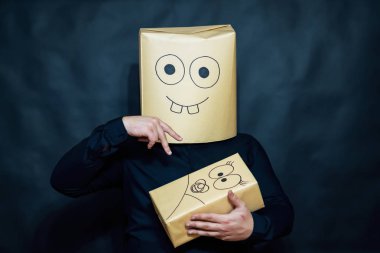 Duygu kavramı. Bir adam küçük bir çocuk sol elinde tutar. Sağ eliyle bir çocuk önünde parmaklarıyla oynamak. Yüzünde açık mutluluk.