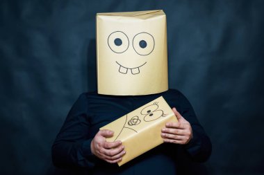 Duygu kavramı. Bir adam küçük bir çocuk onun kollarında tutar. Yüzünde açık mutluluk.