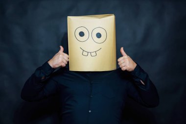 Duygu kavramı. Adam kollarını başparmaklarını kaldırdı başını tutuyor. Yüzünde açık mutluluk.