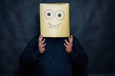 Duygu kavramı. Bir adam önünde spread parmakları ile onun ellerini tutar. Yüzünde açık mutluluk.