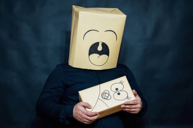 Duygular kavramı. Bir adam küçük bir çocuk onun kollarında tutar. Esnemek.