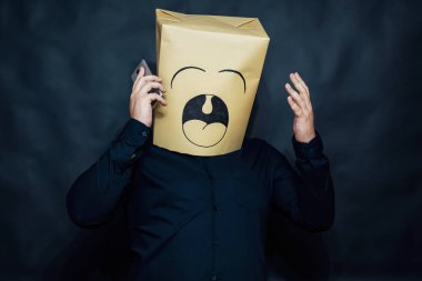 Duygular kavramı. Esneme. Bir cep telefonu üzerinde konuşurken.