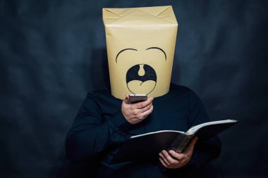 Duygu kavramı. Bir adam bir kitap okuyor. Telefon çalıyor. Adam esniyor.