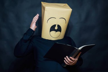 Duygu kavramı. Bir adam bir kitaba benziyor. Sağ elini kaldırdı. Adam esniyor.