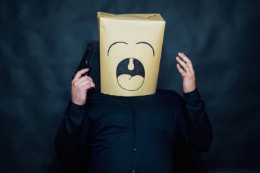 Duygu kavramı. Adam gözlerini kapadı. Dilini dışarı çıkar ağzından. Elinde silahı kafasına hedefleniyor.