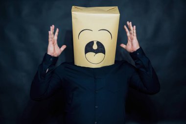 Duygu kavramı. Adam iple çekiyor. Ellerini kaldırdı. Adam esniyor.