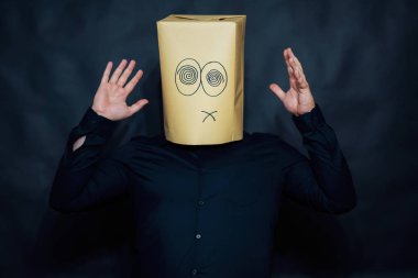 Duygu kavramı. Adam. Eller baş düzeyinde ortaya çıkar. Yüzünde sakin bir ifadesidir.