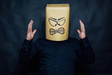 Duygu kavramı. Baş düzeyinde kaldırdı erkekler elleri. Onun yüzünde yoğun irritasyon ve sinirlilik denilir.