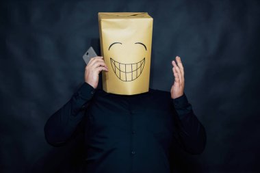 Duygu kavramı. Bir adam bir iletiye cep telefonundan dinler. Sol el baş kaldırdı. Son derece sevinç açın yüzünde denilir.