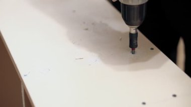 Bir el matkap ile çalışır. Bit kullanarak ile vida vidalama.