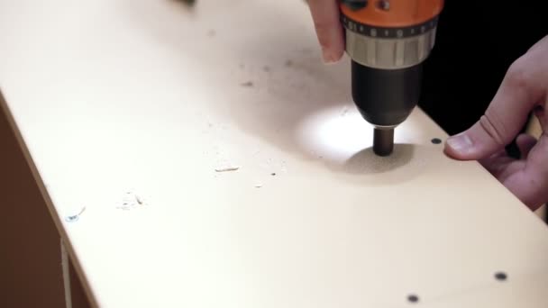 Dolgozik-val egy kézi fúrógép. Így kúpos lyukak süllyesztési. — Stock videók