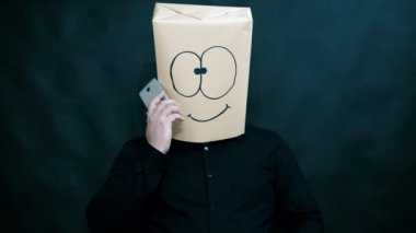 Duygu kavramı. Bir adam bir cep telefonuna bir mesaj dinler. Yüz, sevinç ve coşku bir ifade üzerinde.