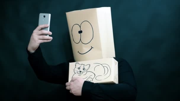 감정 개념입니다. 남자는 그의 팔에 작은 키티와 selfie를 걸립니다. 얼굴에는 웃음과 기쁨의 식. — 비디오
