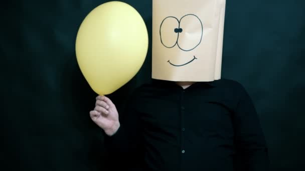 Emocja koncepcja. Człowiek posiada balon w ręku. Lewym kciukiem jest skierowana w górę. Na twarzy uśmiech i wyrażenie celebracji. — Wideo stockowe