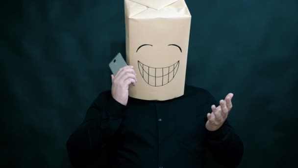 Begreppet känslor. En man med en lycklig ansiktsuttryck lyssnar till en mobiltelefon. Skrattar med glädje. — Stockvideo