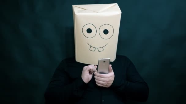 Concept d'émotion. Un homme prend un selfie sur son téléphone portable, montrant des signes de victoire et de succès avec sa main. Sur le visage est un sourire et une expression de joie . — Video