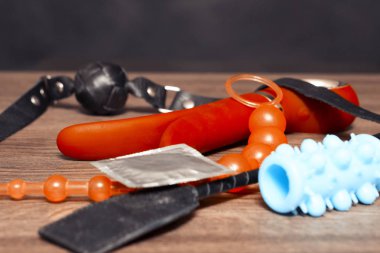 Cinsel oyuncak ahşap arka plan üzerinde. Kopya alanı