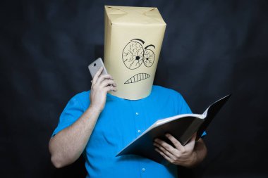 Duygu kavramı. Yüz adam üzerinde yoğun irritasyon ve sinirlilik denilir. Bir elinde bir defter tutar. Öte yandan bir smartphone tutuyor.