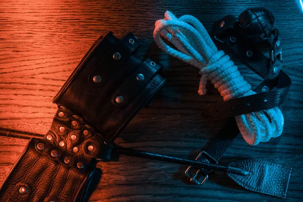 Seks oyuncakları ahşap arka plan üzerinde. BDSM kavramı