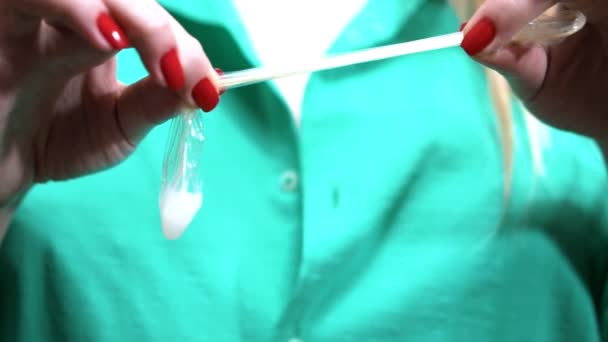 Kızı Kullanılmış Prezervatif Seks Kavramı — Stok video