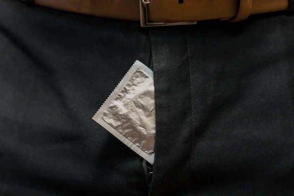 安全なセックスの概念。ズボンにコンドーム。ブラック — ストック写真