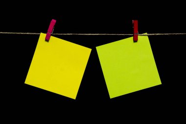 Uzay kopyalayın. Bir ip iki sarı yaprak kağıt kırmızı clothespins ile asmak.