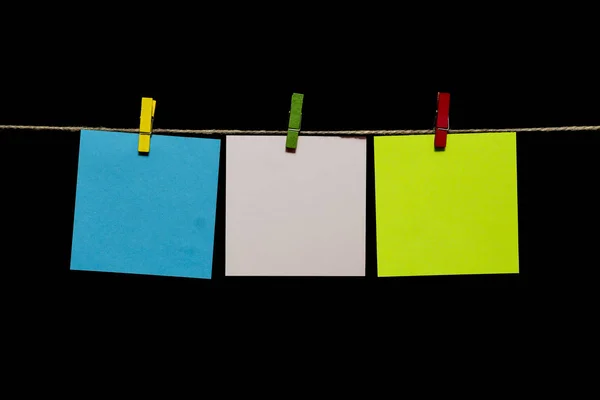 Uzay kopyalayın. Üç adet kağıt sarı, turkuvaz ve beyaz clothespins ile ipe asmak.