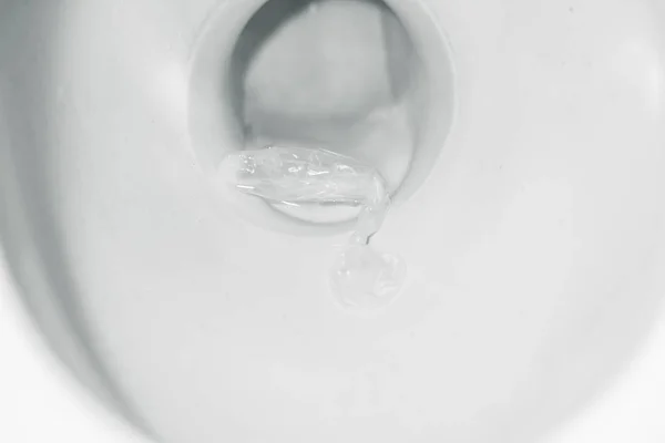 Preservativo na panela no banheiro. Conceito de sexo — Fotografia de Stock