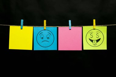 Uzay kopyalayın. Dört çıkartmaları. Suratlar duyguların ifade ile iki yaprak üzerinde. Şaşkınlık. Para aşk. Çıkartmalar clothespins iple bağlı.