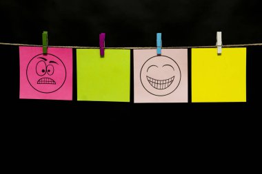 Uzay kopyalayın. Dört renkli çıkartmalar. Pembe ve gri sayfaları suratlar. Öfke. Neşesi. Çıkartmalar clothespins iple bağlı.